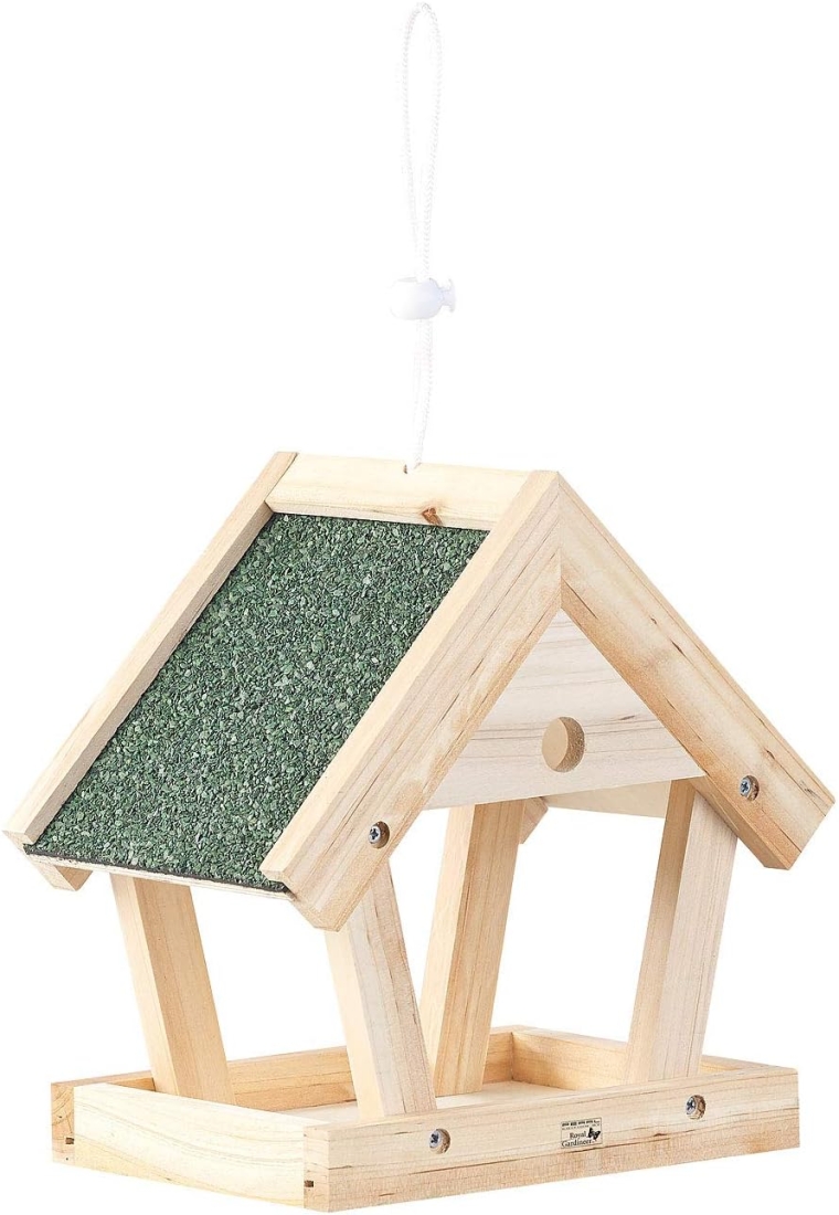 Kinder beim Basteln des Vogelfutterhauses
